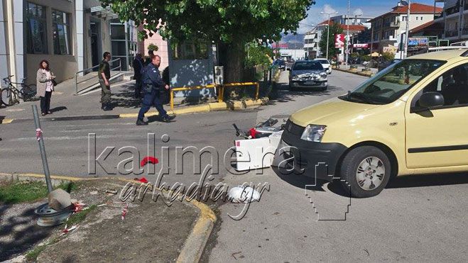 Τροχαίο ατύχημα με Ι.Χ. και μηχανάκι delivery έξω από την αστυνομία στην Τρίπολη
