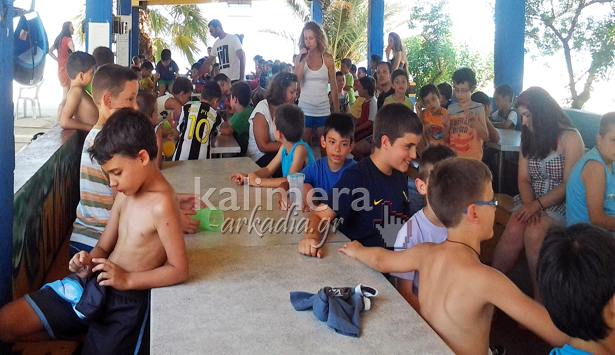 &Omicron;&iota; &mu;&pi;ό&mu;&pi;&iota;&rho;&epsilon;&sigmaf; &tau;&eta;&sigmaf; &kappa;&alpha;&tau;&alpha;&sigma;&kappa;ή&nu;&omega;&sigma;&eta;&sigmaf; &tau;&rho;&alpha;&gamma;&omicron;&upsilon;&delta;&omicron;ύ&nu; &sigma;&tau;&eta;&nu; &kappa;ά&mu;&epsilon;&rho;&alpha; &tau;&omicron;&upsilon; &laquo;&Kappa;&alpha;&lambda;&eta;&mu;έ&rho;&alpha; &Alpha;&rho;&kappa;&alpha;&delta;ί&alpha;&raquo; (&epsilon;&iota;&kappa;ό&nu;&epsilon;&sigmaf; &kappa;&alpha;&iota; &beta;ί&nu;&tau;&epsilon;&omicron;)!