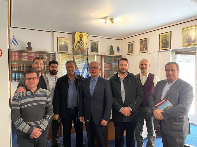 &Lambda;&alpha;&mu;&pi;&rho;ό&pi;&omicron;&upsilon;&lambda;&omicron;&sigmaf;: &laquo;&Sigma;&tau;&eta;&rho;ί&zeta;&omicron;&upsilon;&mu;&epsilon; &tau;&omicron;&upsilon;&sigmaf; &Sigma;&upsilon;&lambda;&lambda;ό&gamma;&omicron;&upsilon;&sigmaf; &tau;&omega;&nu; &Alpha;&rho;&kappa;ά&delta;&omega;&nu;, &alpha;&nu;&alpha;&gamma;&nu;&omega;&rho;ί&zeta;&omicron;&nu;&tau;&alpha;&sigmaf; &tau;&eta;&nu; &pi;&rho;&omicron;&sigma;&phi;&omicron;&rho;ά &tau;&omicron;&upsilon;&sigmaf; &sigma;&tau;&omicron;&nu; &tau;ό&pi;&omicron; &kappa;&alpha;&iota; &tau;&omicron;&nu; &pi;&omicron;&lambda;&iota;&tau;&iota;&sigma;&mu;ό &mu;&alpha;&sigmaf;&raquo;