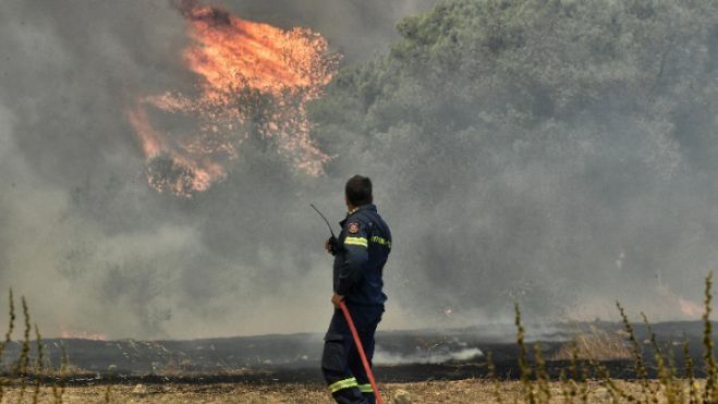 Πυρκαγιά στο Λουτράκι | Σε απόσταση ασφαλείας 1 χλμ από τα διυλιστήρια η φωτιά