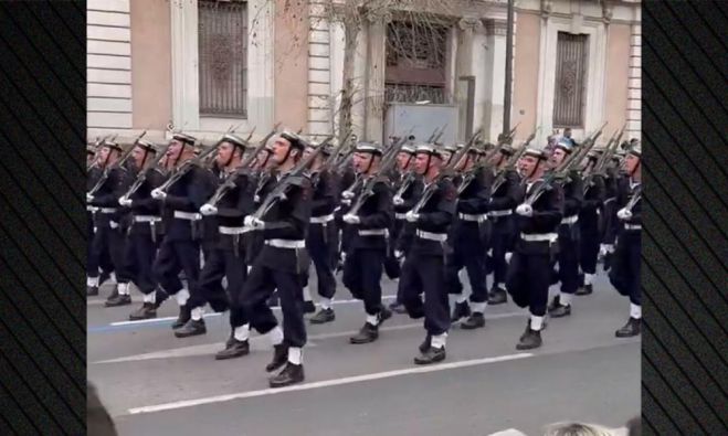 «Δεν θα μείνει ατιμώρητη η αυθάδεια»: Τι λέει η Τουρκία για τα υβριστικά συνθήματα στην παρέλαση