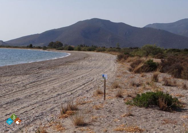 Ενημερωτικές ταμπέλες στην παραλία «Πόρτες»