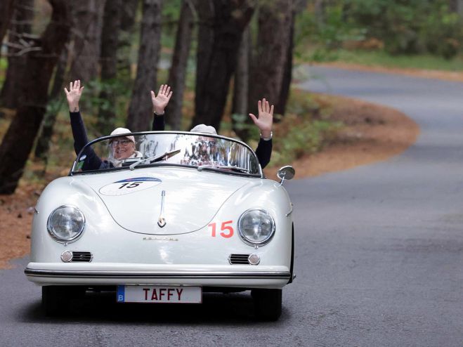 1000 Miglia Experience Greece 2026 | &Eta; &Tau;&rho;ί&pi;&omicron;&lambda;&eta; &kappa;&alpha;&iota; &omicron;&iota; &Kappa;&omicron;&lambda;&lambda;ί&nu;&epsilon;&sigmaf; &sigma;&tau;&omicron; &epsilon;&pi;ί&kappa;&epsilon;&nu;&tau;&rho;&omicron; &mu;&iota;&alpha;&sigmaf; &delta;&iota;&epsilon;&theta;&nu;&omicron;ύ&sigmaf; &delta;&iota;&omicron;&rho;&gamma;ά&nu;&omega;&sigma;&eta;&sigmaf;