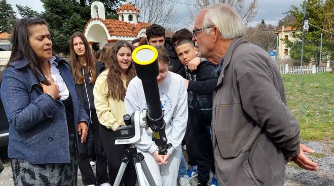 &Epsilon;&nu;&tau;&upsilon;&pi;&omega;&sigma;&iota;&alpha;&kappa;ή &epsilon;&mu;&pi;&epsilon;&iota;&rho;ί&alpha; &gamma;&iota;&alpha; &mu;&alpha;&theta;ή&tau;&rho;&iota;&epsilon;&sigmaf; &kappa;&alpha;&iota; &mu;&alpha;&theta;&eta;&tau;έ&sigmaf; &sigma;&tau;&omicron; &Gamma;&upsilon;&mu;&nu;ά&sigma;&iota;&omicron; &kappa;&alpha;&iota; &Lambda;ύ&kappa;&epsilon;&iota;&omicron; &Lambda;&epsilon;&beta;&iota;&delta;ί&omicron;&upsilon; (&epsilon;&iota;&kappa;ό&nu;&epsilon;&sigmaf;)