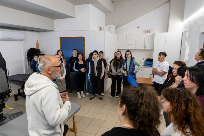 &Omicron; &Alpha;&sigma;&tau;έ&rho;&alpha;&sigmaf; &upsilon;&pi;&omicron;&delta;έ&chi;&tau;&eta;&kappa;&epsilon; &sigma;&pi;&omicron;&upsilon;&delta;&alpha;&sigma;&tau;έ&sigmaf; &tau;&omicron;&upsilon; &tau;&mu;ή&mu;&alpha;&tau;&omicron;&sigmaf; &Beta;&omicron;&eta;&theta;ώ&nu; &Phi;&upsilon;&sigma;&iota;&kappa;&omicron;&theta;&epsilon;&rho;&alpha;&pi;&epsilon;ί&alpha;&sigmaf; &tau;&omicron;&upsilon; &Sigma;&Alpha;&Epsilon;&Kappa; &Tau;&rho;ί&pi;&omicron;&lambda;&eta;&sigmaf;