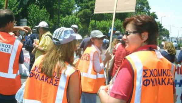 Καταργούνται άμεσα οι θέσεις σχολικών φυλάκων και μπαίνουν σε διαθεσιμότητα – Το Σεπτέμβριο η κατάργηση και της δημοτικής αστυνομίας