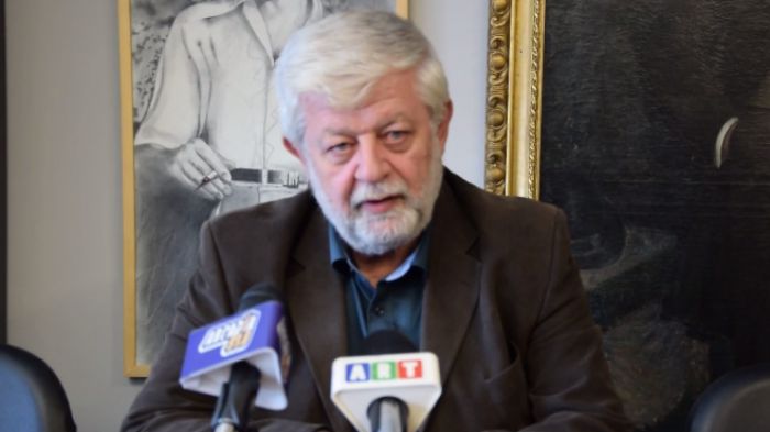 &Pi;&alpha;&upsilon;&lambda;ή&sigmaf;: "&Epsilon;ί&mu;&alpha;&sigma;&tau;&epsilon; &mu;&iota;&alpha; &alpha;&nu;&epsilon;&xi;ά&rho;&tau;&eta;&tau;&eta; &delta;&eta;&mu;&omicron;&tau;&iota;&kappa;ή &pi;&alpha;&rho;ά&tau;&alpha;&xi;&eta;" (vd)