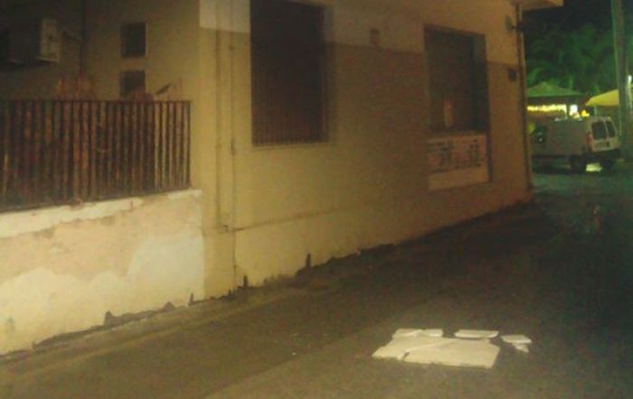 Παράλιο Άστρος: Κομμάτι μάρμαρο έπεσε από το κτίριο του ΟΤΕ (εικόνες)