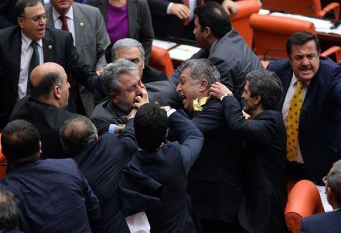 «Ρινγκ» η βουλή της Τουρκίας! (vd)