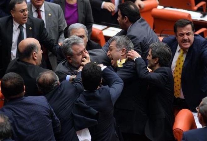 &laquo;&Rho;&iota;&nu;&gamma;&kappa;&raquo; &eta; &beta;&omicron;&upsilon;&lambda;ή &tau;&eta;&sigmaf; &Tau;&omicron;&upsilon;&rho;&kappa;ί&alpha;&sigmaf;! (vd)