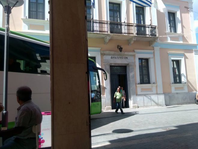 Τουριστικό λεωφορείο &quot;μπλόκαρε&quot; στο πεζοδρομημένο κέντρο της Τρίπολης! (εικόνες)