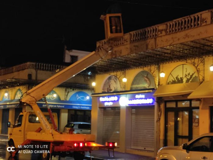 Πλατεία Βαλτετσίου | Ο Δήμος Τρίπολης αποκατάστασε πρόβλημα με τις υδρορροές κτιρίων στην αγορά (εικόνες)