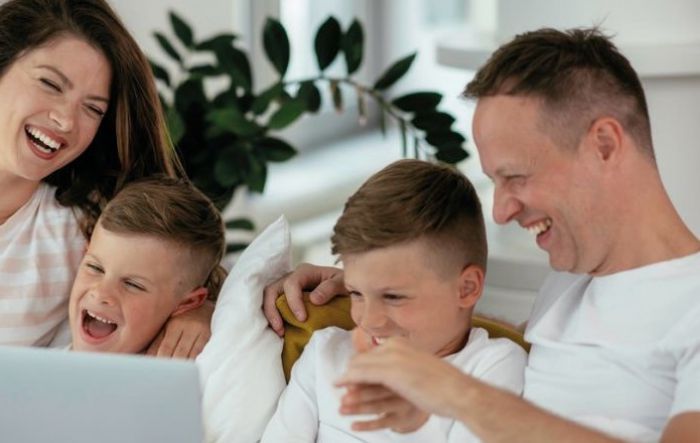 "&Tau;&iota; &pi;&epsilon;&rho;&iota;&mu;έ&nu;&omicron;&upsilon;&mu;&epsilon; &alpha;&pi;ό &tau;&alpha; &pi;&alpha;&iota;&delta;&iota;ά &mu;&alpha;&sigmaf;;" | &Delta;&iota;ά&lambda;&epsilon;&xi;&eta; &sigma;&tau;&eta;&nu; Έ&nu;&omega;&sigma;&eta; &Gamma;&omicron;&nu;έ&omega;&nu; &laquo;&eta; &Chi;&rho;&iota;&sigma;&tau;&iota;&alpha;&nu;&iota;&kappa;ή &Alpha;&gamma;&omega;&gamma;ή&raquo;