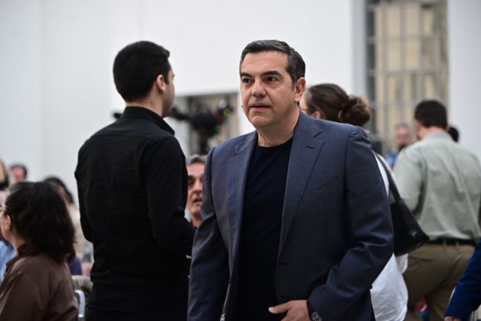 Τσίπρας στη Le Monde για το αν δημιουργήσει νέο κόμμα: «Προς το παρόν, γράφω το βιβλίο μου»
