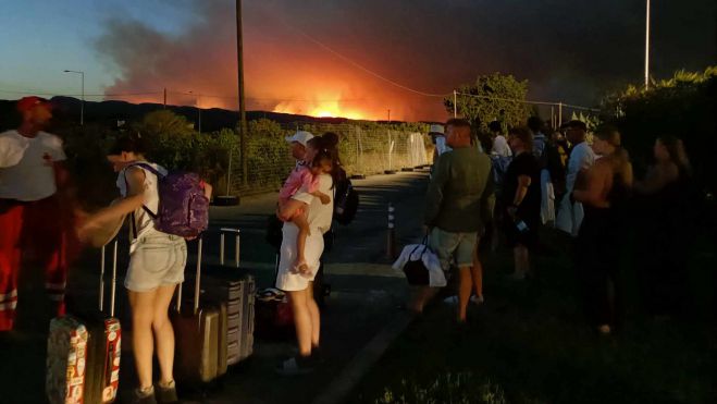 Ανεξέλεγκτη καίει για έκτη μέρα η φωτιά στη Ρόδο