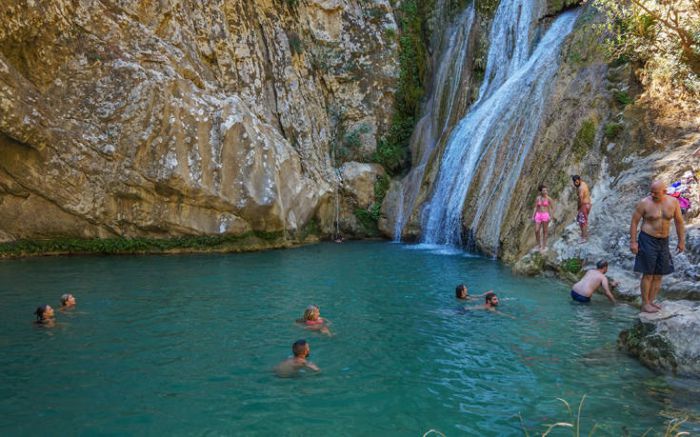 Πολυλίμνιο | Η «γαλάζια λίμνη» της Πελοποννήσου