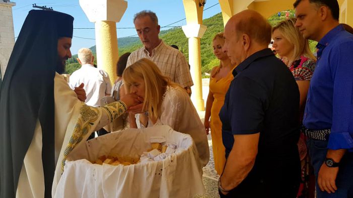 &Mu;&epsilon;&rho;&kappa;&omicron;&beta;&omicron;ύ&nu;&iota; | &Eta; &gamma;&iota;&omicron;&rho;&tau;ή &tau;&eta;&sigmaf; &Kappa;&omicron;&iota;&mu;ή&sigma;&epsilon;&omega;&sigmaf; &tau;&eta;&sigmaf; &Upsilon;&pi;&epsilon;&rho;&alpha;&gamma;ί&alpha;&sigmaf; &Theta;&epsilon;&omicron;&tau;ό&kappa;&omicron;&upsilon; &sigma;&tau;&omicron; &Nu;&alpha;ό &Nu;&epsilon;&omicron;&mu;ά&rho;&tau;&upsilon;&rho;&omicron;&sigmaf; &Delta;&eta;&mu;&eta;&tau;&rho;ί&omicron;&upsilon; (&epsilon;&iota;&kappa;ό&nu;&epsilon;&sigmaf;)