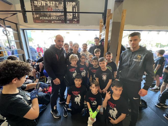 &Alpha;&theta;&lambda;&eta;&tau;έ&sigmaf; &alpha;&pi;ό &tau;&eta;&nu; &Tau;&rho;ί&pi;&omicron;&lambda;&eta; &sigma;&epsilon; &alpha;&gamma;ώ&nu;&epsilon;&sigmaf; kickboxing &sigma;&tau;&omicron; &Pi;&epsilon;&rho;&iota;&sigma;&tau;έ&rho;&iota;