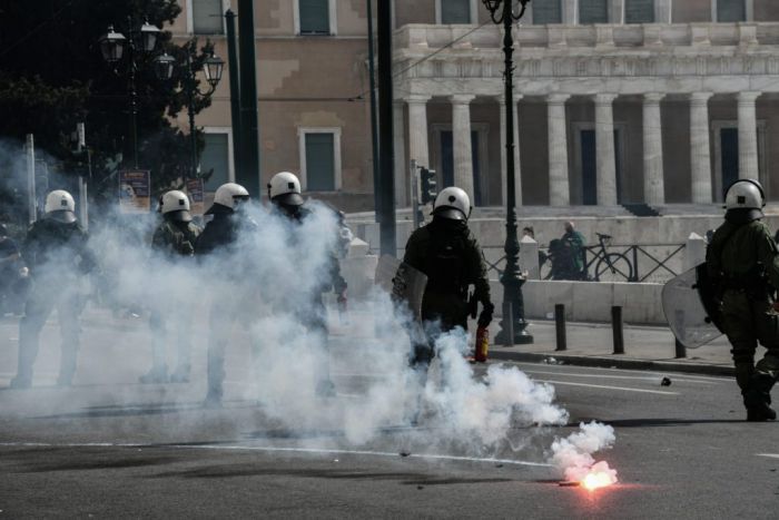 Σύνταγμα | Κρότου λάμψης και χημικά από τα ΜΑΤ στο συλλαλητήριο για την τραγωδία στα Τέμπη