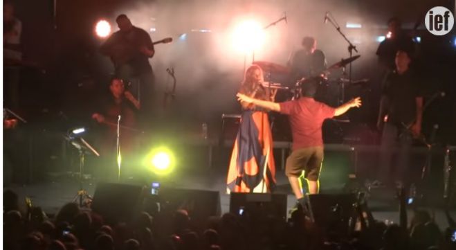 Το συγκλονιστικό ζεϊμπέκικο ενός νεαρού με κινητικά προβλήματα στη συναυλία της Μποφίλιου (vd)