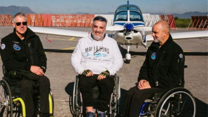 Σταθμός η Καλαμάτα για δύο πιλότους με παραπληγία που κάνουν τον γύρο του κόσμου!