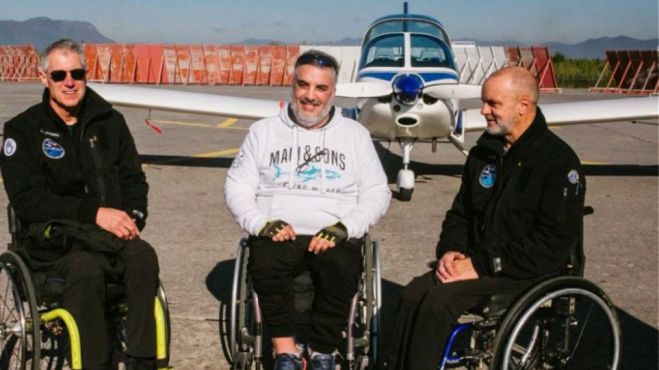 Σταθμός η Καλαμάτα για δύο πιλότους με παραπληγία που κάνουν τον γύρο του κόσμου!
