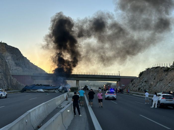 Έσβησε η φωτιά στην "Αθηνών – Κορίνθου" που προκάλεσε η ανατροπή νταλίκας - Συγκλονιστικά βίντεο από το "Καλημέρα Αρκαδία" (vd)