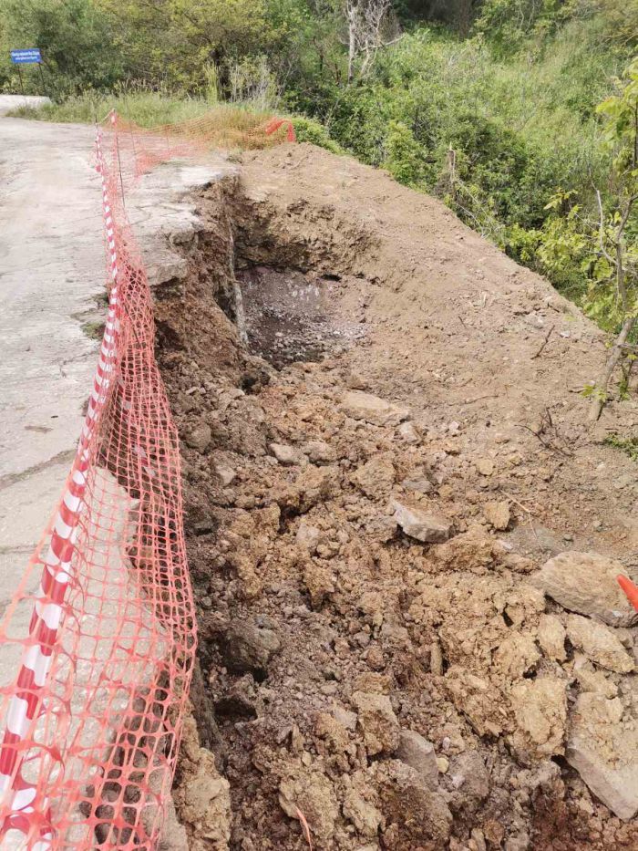 "Μπλόκο" για φορτηγά στην είσοδο του Πραστού, λόγω έργων