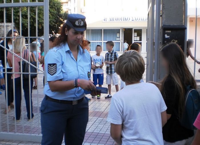 Ενημερωτικά φυλλάδια τροχαίας σε γονείς και μαθητές δημοτικών σχολείων (εικόνες)