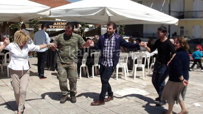 &Sigma;&omicron;ύ&beta;&lambda;&iota;&sigma;&alpha;&nu; &kappa;&alpha;&iota; &chi;ό&rho;&epsilon;&psi;&alpha;&nu; &gamma;&iota;&alpha; &tau;&omicron; &Pi;ά&sigma;&chi;&alpha; &sigma;&tau;&omicron; &sigma;&upsilon;&nu;&omicron;&iota;&kappa;&iota;&sigma;&mu;ό &Kappa;&omicron;&lambda;&omicron;&kappa;&omicron;&tau;&rho;ώ&nu;&eta; (vd)