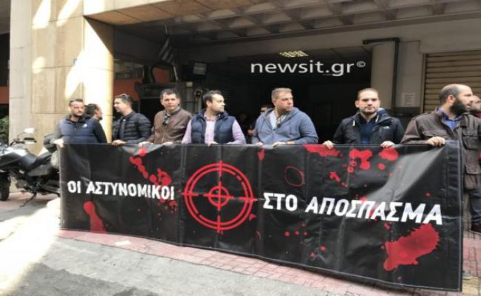 &Mu;&epsilon;&tau;ά &tau;&eta;&nu; &epsilon;&pi;ί&theta;&epsilon;&sigma;&eta; &mu;&epsilon; &mu;&omicron;&lambda;ό&tau;&omicron;&phi;, &delta;&iota;&alpha;&mu;&alpha;&rho;&tau;ύ&rho;&omicron;&nu;&tau;&alpha;&iota; &omicron;&iota; &alpha;&sigma;&tau;&upsilon;&nu;&omicron;&mu;&iota;&kappa;&omicron;ί έ&xi;&omega; &alpha;&pi;ό &tau;&omicron; &tau;&mu;ή&mu;&alpha; &Omicron;&mu;ό&nu;&omicron;&iota;&alpha;&sigmaf; (vd)