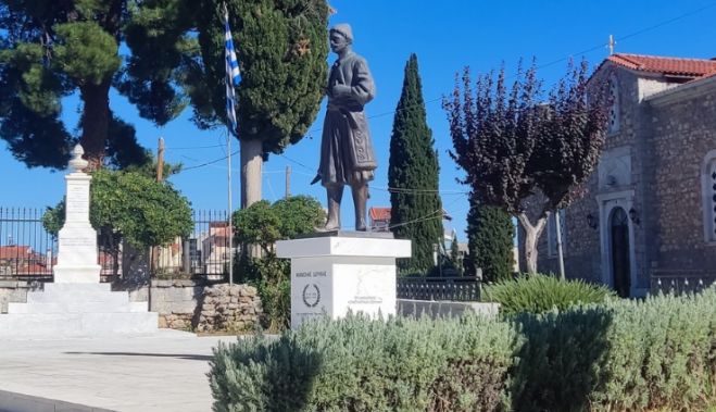 Φόρο τιμής στον Ανδριάντα του Ήρωα Μανώλη Δούνια από τον Αναβιωτικό και Πολιτιστικό Σύλλογο «Η Τριπολίτσα»