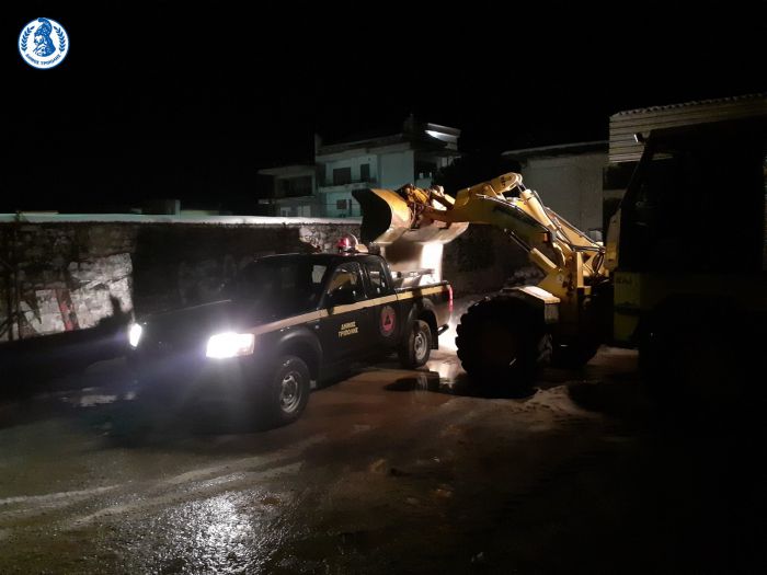 Ολονύχτια επιχείρηση με ρίψεις αλατιού σε δρόμους από τον Δήμο Τρίπολης! (εικόνες)