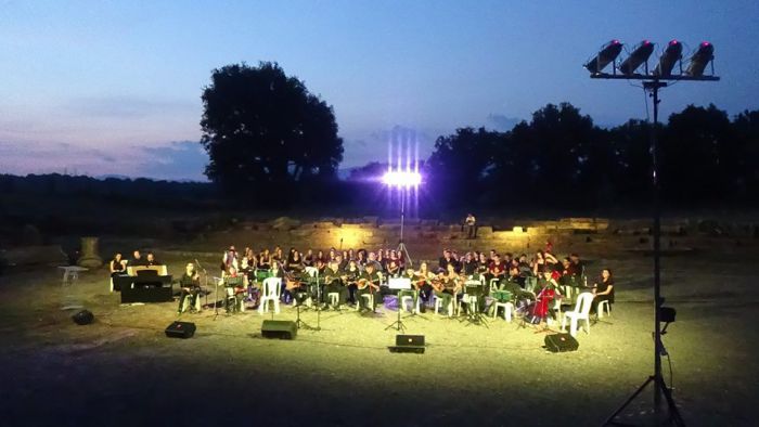 &Tau;&omicron; &Mu;&omicron;&upsilon;&sigma;&iota;&kappa;ό &Sigma;&chi;&omicron;&lambda;&epsilon;ί&omicron; &Iota;&lambda;ί&omicron;&upsilon; &sigma;&tau;&omicron; &Alpha;&rho;&chi;&alpha;ί&omicron; &Theta;έ&alpha;&tau;&rho;&omicron; &Mu;&epsilon;&gamma;&alpha;&lambda;ό&pi;&omicron;&lambda;&eta;&sigmaf; (vd)