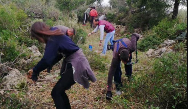 Νέοι καθαρίζουν μονοπάτι στη Γορτυνία (εικόνες)