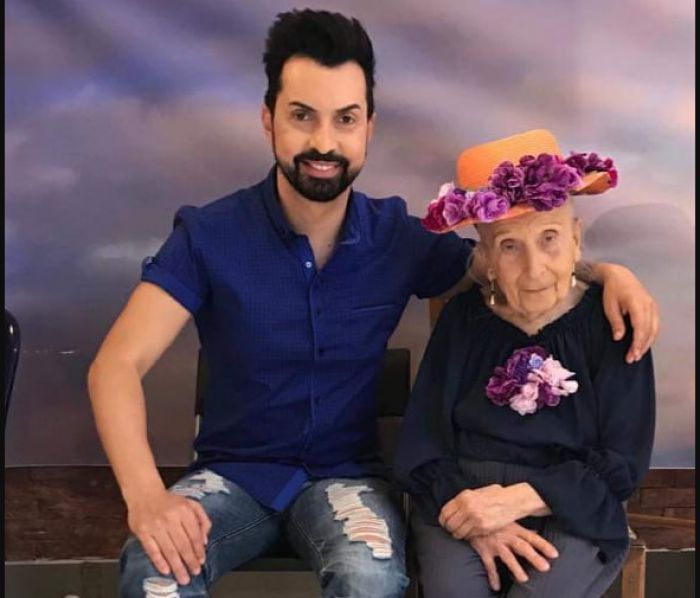 &Omicron; &Alpha;&rho;&kappa;ά&sigmaf; &Kappa;&omega;&nu;&sigma;&tau;&alpha;&nu;&tau;ί&nu;&omicron;&sigmaf; &Mu;&epsilon;&nu;&omicron;ύ&nu;&omicron;&sigmaf; &lambda;έ&epsilon;&iota; "&alpha;&nu;&tau;ί&omicron;" &sigma;&tau;&eta;&nu; &Tau;&iota;&tau;ί&kappa;&alpha; &Sigma;&alpha;&rho;&iota;&gamma;&kappa;&omicron;ύ&lambda;&eta;: "&Kappa;&alpha;&lambda;ό &Pi;&alpha;&rho;ά&delta;&epsilon;&iota;&sigma;&omicron;, &pi;&alpha;&rho;&epsilon;ά&kappa;&iota; &mu;&omicron;&upsilon;"