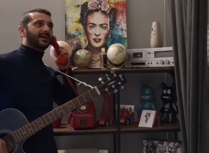 &Kappa;&omicron;&upsilon;&tau;&sigma;ό&pi;&omicron;&upsilon;&lambda;&omicron;&sigmaf;: &laquo;&Rho;&epsilon; &mu;ά&nu;&alpha; &pi;&alpha;&lambda;&omicron;&upsilon;&kappa;ώ&sigma;&omicron;&upsilon; &sigma;&tau;&omicron; &sigma;&pi;ί&tau;&iota;&raquo; (vd)