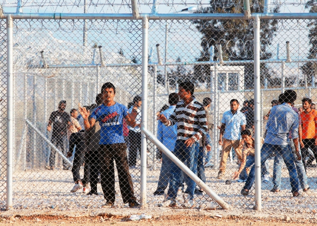 &Sigma;&chi;&epsilon;&delta;&iota;ά&zeta;&omicron;&upsilon;&nu; &mu;&upsilon;&sigma;&tau;&iota;&kappa;ά &nu;&alpha; &phi;έ&rho;&omicron;&upsilon;&nu; &lambda;&alpha;&theta;&rho;&omicron;&mu;&epsilon;&tau;&alpha;&nu;ά&sigma;&tau;&epsilon;&sigmaf; &sigma;&tau;&omicron; (&kappa;&lambda;&epsilon;&iota;&sigma;&tau;ό) 11&omicron; &Sigma;ύ&nu;&tau;&alpha;&gamma;&mu;&alpha; &Pi;&epsilon;&zeta;&iota;&kappa;&omicron;ύ &sigma;&tau;&eta;&nu; &Tau;&rho;ί&pi;&omicron;&lambda;&eta;;