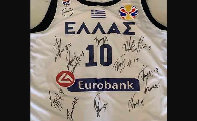 Φανέλα με υπογραφή (και) του Αντετοκούμπο θα δημοπρατηθεί για να στηριχθεί ο Πέτρος από την Μεγαλόπολη!