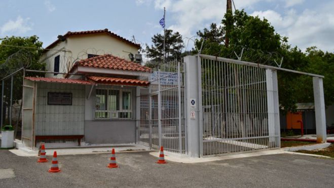 &Sigma;&tau;&eta; &phi;&upsilon;&lambda;&alpha;&kappa;ή &tau;&eta;&sigmaf; &Tau;&rho;ί&pi;&omicron;&lambda;&eta;&sigmaf; &omicron; &laquo;&pi;&alpha;&tau;έ&rho;&alpha;&sigmaf; &ndash; &tau;έ&rho;&alpha;&sigmaf;&raquo; &kappa;&alpha;&iota; &omicron;&iota; &phi;ί&lambda;&omicron;&iota; &tau;&omicron;&upsilon; &pi;&omicron;&upsilon; &alpha;&sigma;&epsilon;&lambda;&gamma;&omicron;ύ&sigma;&alpha;&nu; &sigma;&tau;&eta;&nu; &alpha;&nu;ή&lambda;&iota;&kappa;&eta; &kappa;ό&rho;&eta; &tau;&omicron;&upsilon; ... (vd)