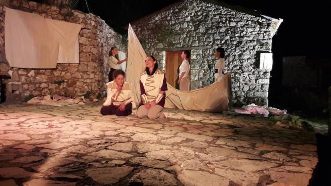 &Delta;&eta;&mu;&eta;&tau;&sigma;ά&nu;&alpha; | &Epsilon;&nu;&tau;&upsilon;&pi;&omega;&sigma;&iota;&alpha;&kappa;ή &eta; &pi;&alpha;&rho;ά&sigma;&tau;&alpha;&sigma;&eta; &tau;&eta;&sigmaf; &Theta;&epsilon;&alpha;&tau;&rho;&iota;&kappa;ή&sigmaf; &Omicron;&mu;ά&delta;&alpha;&sigmaf; &Kappa;&omega;&phi;ώ&nu;! (&epsilon;&iota;&kappa;ό&nu;&epsilon;&sigmaf;)