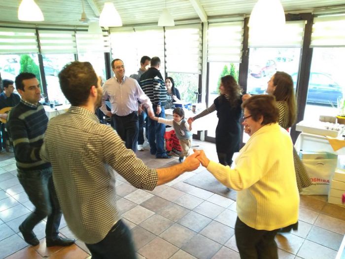 &Omicron;&iota; &Pi;&epsilon;&lambda;&epsilon;&tau;&iota;ώ&tau;&epsilon;&sigmaf; &alpha;&nu;&tau;ά&mu;&omega;&sigma;&alpha;&nu; &kappa;&alpha;&iota; έ&kappa;&omicron;&psi;&alpha;&nu; &tau;&eta;&nu; &pi;ί&tau;&alpha; &tau;&omicron;&upsilon;&sigmaf; (&epsilon;&iota;&kappa;ό&nu;&epsilon;&sigmaf;)