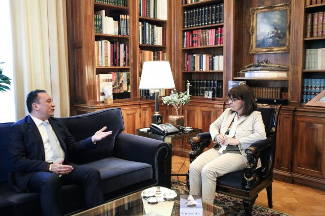&Mu;&epsilon; &tau;&eta;&nu; &Pi;&rho;ό&epsilon;&delta;&rho;&omicron; &tau;&eta;&sigmaf; &Delta;&eta;&mu;&omicron;&kappa;&rho;&alpha;&tau;ί&alpha;&sigmaf; &sigma;&upsilon;&nu;&alpha;&nu;&tau;ή&theta;&eta;&kappa;&epsilon; &omicron; &Alpha;&rho;&kappa;ά&sigmaf; &Upsilon;&phi;&upsilon;&pi;&omicron;&upsilon;&rho;&gamma;ό&sigmaf;, &Kappa;ώ&sigma;&tau;&alpha;&sigmaf; &Beta;&lambda;ά&sigma;&eta;&sigmaf;