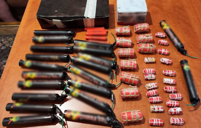 &Lambda;ί&gamma;&omicron; &pi;&rho;&iota;&nu; &tau;&omicron; &Pi;ά&sigma;&chi;&alpha; ... &sigma;&upsilon;&lambda;&lambda;ή&psi;&epsilon;&iota;&sigmaf; &gamma;&iota;&alpha; &kappa;&rho;&omicron;&tau;ί&delta;&epsilon;&sigmaf; &sigma;&epsilon; &Lambda;&epsilon;&omega;&nu;ί&delta;&iota;&omicron; &kappa;&alpha;&iota; &Tau;&rho;ί&pi;&omicron;&lambda;&eta;