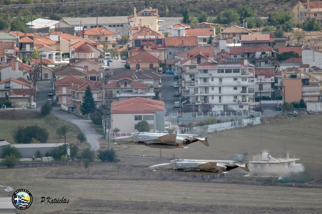 Εντυπωσιακές εικόνες | Τα F-4E Phantom «σκέπασαν» την Τρίπολη!