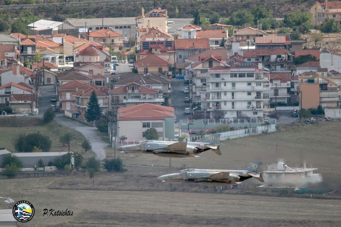 &Epsilon;&nu;&tau;&upsilon;&pi;&omega;&sigma;&iota;&alpha;&kappa;έ&sigmaf; &epsilon;&iota;&kappa;ό&nu;&epsilon;&sigmaf; | &Tau;&alpha; F-4E Phantom &laquo;&sigma;&kappa;έ&pi;&alpha;&sigma;&alpha;&nu;&raquo; &tau;&eta;&nu; &Tau;&rho;ί&pi;&omicron;&lambda;&eta;!