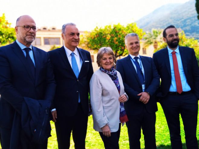 &Lambda;&alpha;ϊ&kappa;ή &Sigma;&upsilon;&sigma;&pi;&epsilon;ί&rho;&omega;&sigma;&eta;: "&Pi;&omicron;&lambda;&lambda;ά &psi;έ&mu;&alpha;&tau;&alpha; &alpha;&kappa;&omicron;ύ&sigma;&tau;&eta;&kappa;&alpha;&nu; &sigma;&tau;&eta; &Mu;&epsilon;&gamma;&alpha;&lambda;ό&pi;&omicron;&lambda;&eta; &kappa;&alpha;&tau;ά &tau;&eta;&nu; &epsilon;&pi;ί&sigma;&kappa;&epsilon;&psi;&eta; &tau;&eta;&sigmaf; &Epsilon;&upsilon;&rho;&omega;&pi;&alpha;ί&alpha;&sigmaf; &Epsilon;&pi;&iota;&tau;&rho;ό&pi;&omicron;&upsilon; Elisa Ferreira"