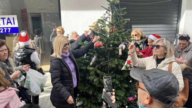 Στόλισαν το δέντρο τους μέλη και εργαζόμενοι του ΚΑΠΗ (εικόνες - βίντεο)