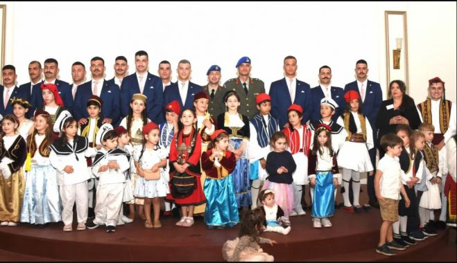 Ό&tau;&alpha;&nu; &omicron;&iota; &Epsilon;ύ&zeta;&omega;&nu;&epsilon;&sigmaf; &gamma;&nu;ώ&rho;&iota;&sigma;&alpha;&nu; &tau;&omicron;&upsilon;&sigmaf; &Alpha;&rho;&kappa;ά&delta;&epsilon;&sigmaf; &tau;&eta;&sigmaf; &Mu;&epsilon;&lambda;&beta;&omicron;ύ&rho;&nu;&eta;&sigmaf; (&epsilon;&iota;&kappa;ό&nu;&epsilon;&sigmaf;)