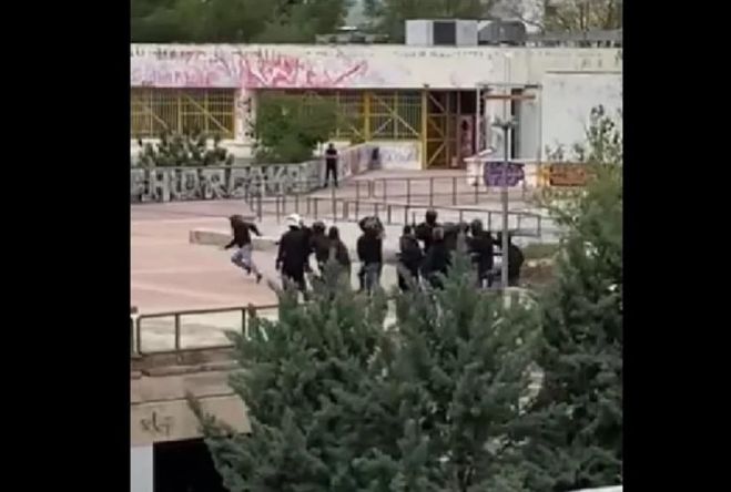 Πολυτεχνειούπολη | Άγριος ξυλοδαρμός μεταξύ κουκουλοφόρων (vd)